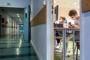 SALLE DE COURS INFORMATIQUE ET COULOIRS, COLLEGE DE RUGLES, RUGLES, EURE, NORMANDIE, FRANCE 