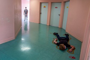 EXERCICE DE SECOURS DANS LES COULOIRS, COLLEGE DE RUGLES, RUGLES, EURE, NORMANDIE, FRANCE 