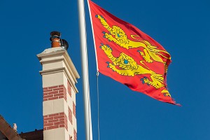 DRAPEAU NORMAND AVEC LES DEUX LEOPARDS JAUNE SUR FOND ROUGE, CABOURG, CALVADOS, NORMANDIE, FRANCE 