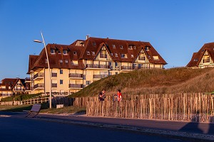 RESIDENCE DE VACANCES FACE A LA MER EN FIN D'APRES-MIDI, CABOURG, CALVADOS, NORMANDIE, FRANCE 