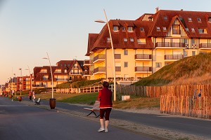 RESIDENCE DE VACANCES FACE A LA MER EN FIN D'APRES-MIDI, CABOURG, CALVADOS, NORMANDIE, FRANCE 