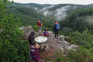 TABLE D'ORIENTATION AU DESSUS DES GORGES DE LA ROUVRE, SITE NATUREL DE LA ROCHE D’OETRE, SAINT-PHILBERT-SUR-ORNE, SUISSE NORMANDE, ORNE, NORMANDIE, FRANCE 