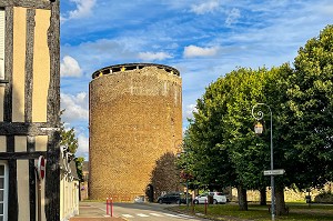 LA TOUR GRISE, ANCIEN DONJON EN PIERRE DE GRISON CONSTRUITE DE 1204 PAR PHILIPPE AUGUSTE, VERNEUIL D'AVRE ET D'ITON, EURE, NORMANDIE, FRANCE 