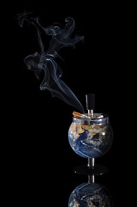 PHOTO CONCEPTUELLE POUR MONTRER LA TERRE QUI FUME COMME UN CENDRIER AVEC UNE CIGARETTE MAL ETEINTE, EXPOSITION PHOTOGRAPHIQUE ‘TERRE FRAGILE’ DE SENSIBILISATION A L’IMPACT DE L’HOMME SUR LA PLANETE, FRANCE, MONDE 