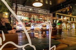 BAR DU RESTAURANT AMARILLO AVEC LE REFLETS DES VITRINES DE NOEL, HELSINKI, FINLANDE, EUROPE  