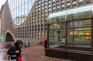 SORTIE DE METRO DEVANT L'IMMEUBLE DE LA CITE DE L'UNIVERSITE, HELSINKI, FINLANDE, EUROPE 