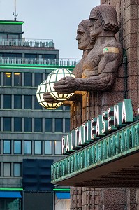 IMPRESSIONNANTES STATUES DES JUMEAUX DE LA GARE CENTRALE AVEC LA TOUR EN ARRIÈRE PLAN, HELSINKI, FINLANDE, EUROPE 