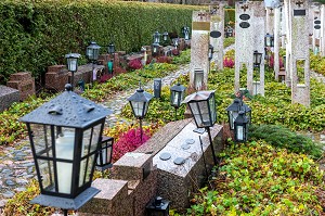 JARDIN DU SOUVENIR AVEC LES URNES FUNERAIRES DU CIMETIERE PRINCIPAL, HELSINKI, FINLANDE, EUROPE 