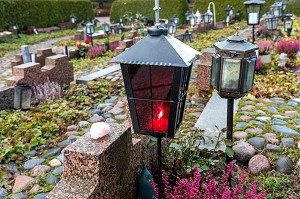 JARDIN DU SOUVENIR AVEC LES URNES FUNERAIRES DU CIMETIERE PRINCIPAL, HELSINKI, FINLANDE, EUROPE 