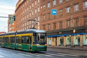 TRAMWAY DEVANT LES IMMEUBLES EN BRIQUE ROUGE TYPIQUE DE L'ARCHITECTURE FINLANDAISE, RUNEBERGINKATU ET ARKADIANKATU, HELSINKI, FINLANDE, EUROPE 