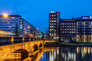 HOTEL HILTON ET IMMEUBLE MODERNE A LA TOMBEE DE LA NUIT DEPUIS LE PONT LONG PITKASILTA, HELSINKI, FINLANDE, EUROPE 