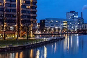 ENTREE DE L'HOTEL HILTON ET QUARTIER MODERNE DE MERIHAKA A LA TOMBEE DE LA NUIT, HELSINKI, FINLANDE, EUROPE 