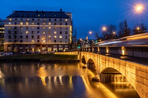 IMMEUBLE DU MAGASIN DE DEGUISEMENT PILAITU-PUOTI A LA TOMBEE DE LA NUIT DEPUIS LE PONT LONG PITKASILTA, HELSINKI, FINLANDE, EUROPE 