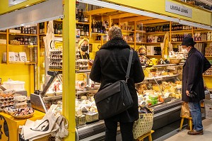 FROMAGER DANS LA HALLE DU MARCHE COUVERT DE HAKANIEMI, HELSINKI, FINLANDE, EUROPE 