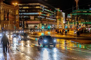 RUE PRINCIPALE KAIVOKATU DEVANT LA GARE CENTRALE AVEC LES DECORATIONS DE NOEL, HELSINKI, FINLANDE, EUROPE 