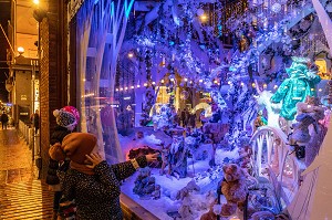 ENFANTS DEVANT LES VITRINES DE NOEL DU GRAND MAGASIN STOCKMANN, HELSINKI, FINLANDE, EUROPE 