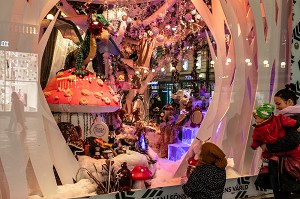 ENFANTS DEVANT LES VITRINES DE NOEL DU GRAND MAGASIN STOCKMANN, HELSINKI, FINLANDE, EUROPE 