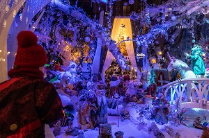 SCENE DE RUE A LA TOMBEE DE LA NUIT AVEC LE TRAMWAY ET LES VITRINES DE NOEL DU GRAND MAGASIN STOCKMANN, HELSINKI, FINLANDE, EUROPE 