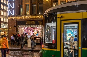 SCENE DE RUE A LA TOMBEE DE LA NUIT AVEC LE TRAMWAY ET LES VITRINES DE NOEL DU GRAND MAGASIN STOCKMANN, HELSINKI, FINLANDE, EUROPE 