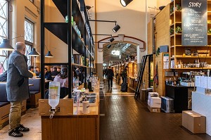 RESTAURANT ET BOUTIQUES TRADITIONNELLES DU MARCHE COUVERT HISTORIQUE DU XIX EME SIECLE VANHA KAUPPAHALLI, HELSINKI, FINLANDE, EUROPE 