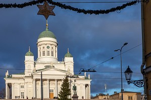 CATHEDRALE LUTHERIENNE AVEC LE DOME VERT DE SON CLOCHER, HELSINKI, FINLANDE, EUROPE 