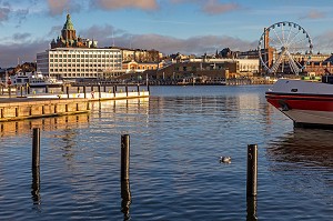 QUARTIER DU PORT AVEC LA GRANDE ROUE AVEC LE CLOCHER DE LA CATHEDRALE OUSPENSKI, CENTRE DE L'EGLISE ORTHODOXE DE FINLANDE, HELSINKI, FINLANDE, EUROPE 