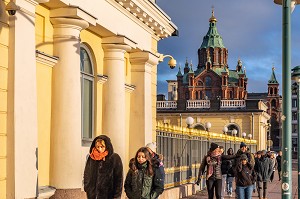 TOURISTES DEVANT LA FACADE DU PALAIS PRESIDENTIEL, CATHEDRALE OUSPENSKI, CENTRE DE L'EGLISE ORTHODOXE DE FINLANDE, HELSINKI, FINLANDE, EUROPE 