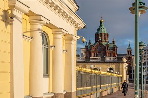 CATHEDRALE OUSPENSKI, CENTRE DE L'EGLISE ORTHODOXE DE FINLANDE, VUE DEPUIS LA FACADE DU PALAIS PRESIDENTIEL, HELSINKI, FINLANDE, EUROPE 