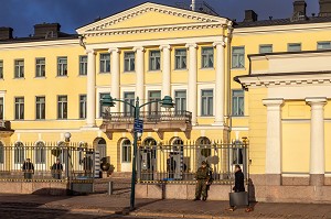 CONTROLE DE SECURITE DEVANT LE PALAIS PRESIDENTIEL, HELSINKI, FINLANDE, EUROPE 