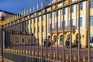 GRILLES ET GARDES REPUBLICAINS DEVANT LA FACADE DU PALAIS PRESIDENTIEL, HELSINKI, FINLANDE, EUROPE 