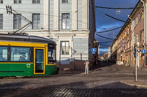 LE TRAMWAY DEVANT L'HOTEL DE VILLE, HELSINKI, FINLANDE, EUROPE 