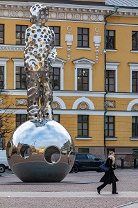 SCULPTURE DE SAPEUR-POMPIERS DEVANT LE MINISTERE DE LA DEFENSE, HELSINKI, FINLANDE, EUROPE 