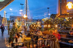 INTERIEUR DU PICKWICK PUB DEVANT LA GARE CENTRALE AVEC LES DECORATION DE NOEL DANS LA RUE, HELSINKI, FINLANDE, EUROPE 