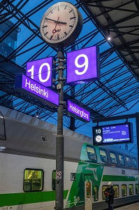 TRAINS A QUAI DANS LA GARE CENTRALE A LA TOMBEE DE LA NUIT, HELSINKI, FINLANDE, EUROPE 