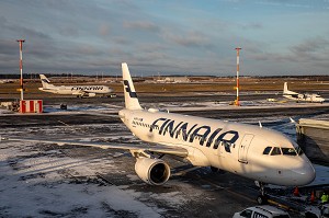 AVION DE LA COMPAGNIE FINNAIR SUR LE TARMAC DE L'AEROPORT D'HELSINKI, FINLANDE, EUROPE 