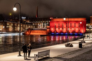 PROMENADE DES ECLUSES DE L'AMOUR, CHUTES DE TAMMERKOSKI AVEC SA CENTRALE HYDRO-ELECTRIQUE, ILLUMINATION DE NUIT, TAMPERE, FINLANDE, EUROPE 