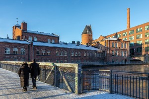 PROMENADE DES ECLUSES DE L'AMOUR DEVANT LE THEATRE FRENCKELL, TAMPERE, FINLANDE, EUROPE 