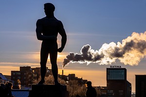 STATUE DE WAINO AALTONEN SUR LE PONT DE LA RIVIERE TAMMERKOSKI, CHEMINEE DE L'USINE DE PRODUCTION DE CARTON METSA BOARD TAKO, TAMPERE, FINLANDE, EUROPE 