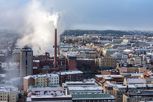 CHEMINEE DE L'USINE DE PRODUCTION DE CARTON METSA BOARD TAKO, AU COEUR DU CENTRE-VILLE, TAMPERE, FINLANDE, EUROPE 