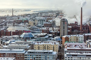 CHEMINEE DE L'USINE DE PRODUCTION DE CARTON METSA BOARD TAKO, AU COEUR DU CENTRE-VILLE, TAMPERE, FINLANDE, EUROPE 