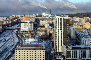 CENTRE-VILLE, GARE ET CHEMINEES D'USINES DEPUIS LE BAR PANORAMIQUE MORO SKY BAR, VILLE INDUSTRIELLE DE TAMPERE, FINLANDE, EUROPE 