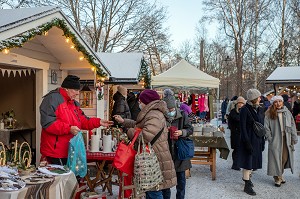 MARCHE DE NOEL DANS LE VILLAGE TRADITIONNEL TOURISTIQUE EN BOIS DE TALLIPIHAN, PARC DE NASI, TAMPERE, FINLANDE, EUROPE 