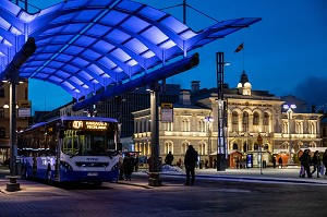 STATION CENTRALE DES BUS DEVANT LA MAIRIE (HOTEL DE VILLE), ILLUMINATION DE NUIT, TAMPERE, FINLANDE, EUROPE 