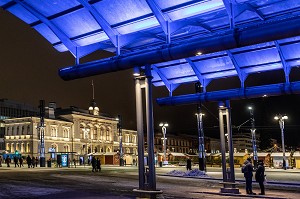 STATION CENTRALE DES BUS DEVANT LA MAIRIE (HOTEL DE VILLE) ET LE MARCHE DE NOEL, ILLUMINATION DE NUIT, TAMPERE, FINLANDE, EUROPE 