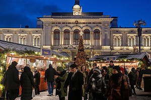 MARCHE DE NOEL DEVANT LA MAIRIE (HOTEL DE VILLE), TAMPERE, FINLANDE, EUROPE 