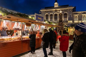 MARCHE DE NOEL DEVANT LA MAIRIE (HOTEL DE VILLE), TAMPERE, FINLANDE, EUROPE 