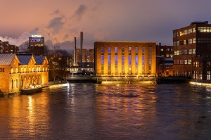 CENTRALE ELECTRIQUE SUR LA RIVIERE DE TAMMERKOSKI, ILLUMINATION DE NUIT, TAMPERE, FINLANDE, EUROPE 