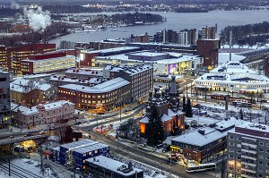 CENTRE-VILLE AVEC L'EGLISE ORTHODOXE ET LE LAC NASIJARVI, VUE DEPUIS LE BAR PANORAMIQUE MORO SKY BAR, TOMBEE DE LA NUIT, TAMPERE, FINLANDE, EUROPE 