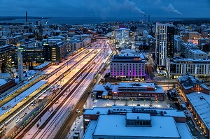 CENTRE-VILLE ET LA GARE CENTRALE DEPUIS LE BAR PANORAMIQUE MORO SKY BAR, TOMBEE DE LA NUIT, TAMPERE, FINLANDE, EUROPE 