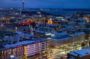 VUE SUR LE CENTRE-VILLE ET LE LAC NASIJARVI, VUE DEPUIS LE BAR PANORAMIQUE MORO SKY BAR, TOMBEE DE LA NUIT, TAMPERE, FINLANDE, EUROPE 